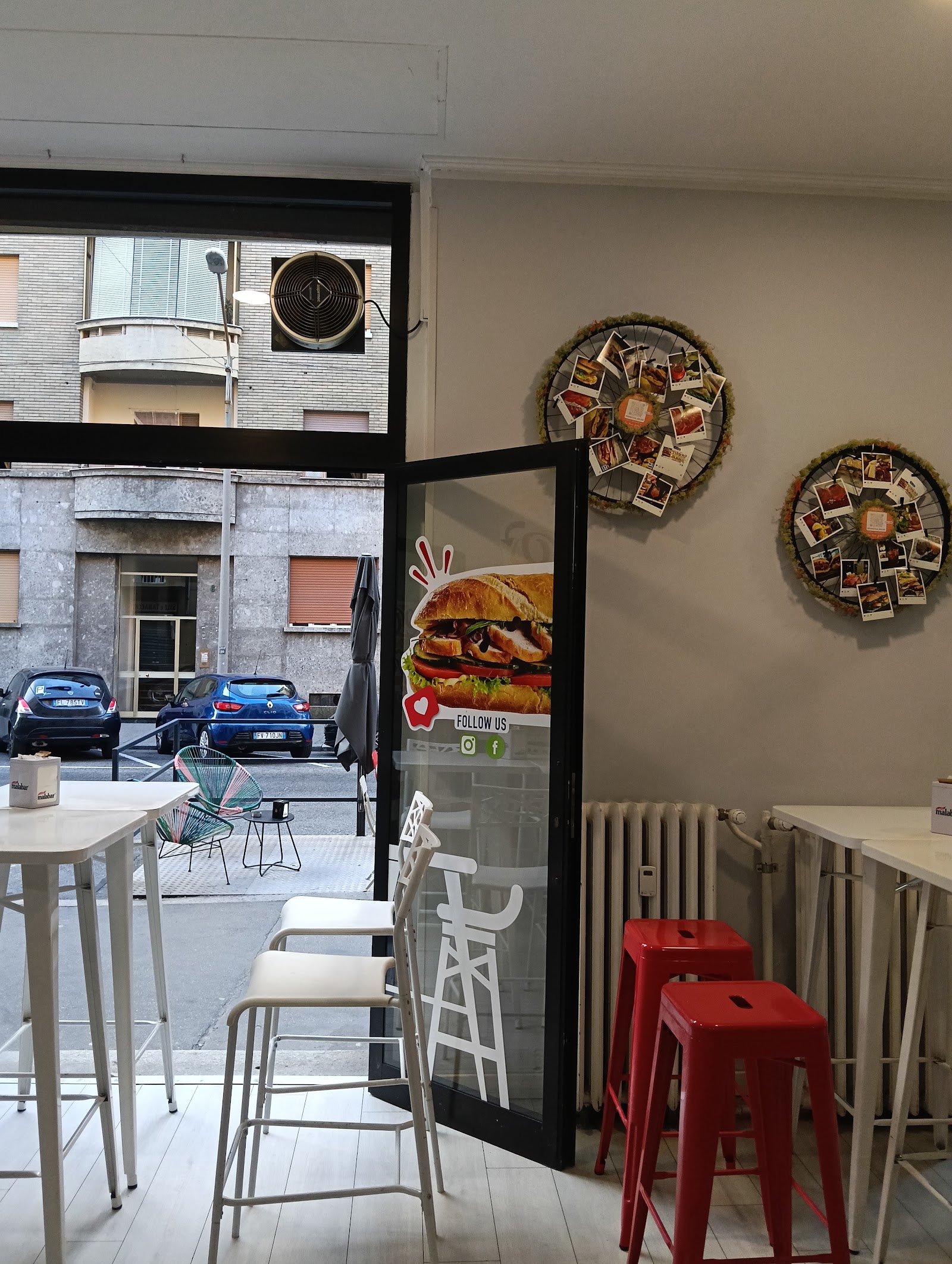 Interno del locale con sgabelli rossi