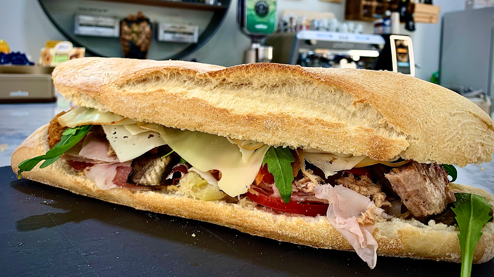 Panino farcito con salumi, formaggio e rucola