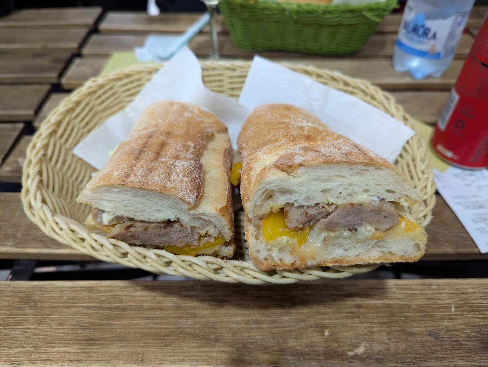 Panino tagliato nel cestino
