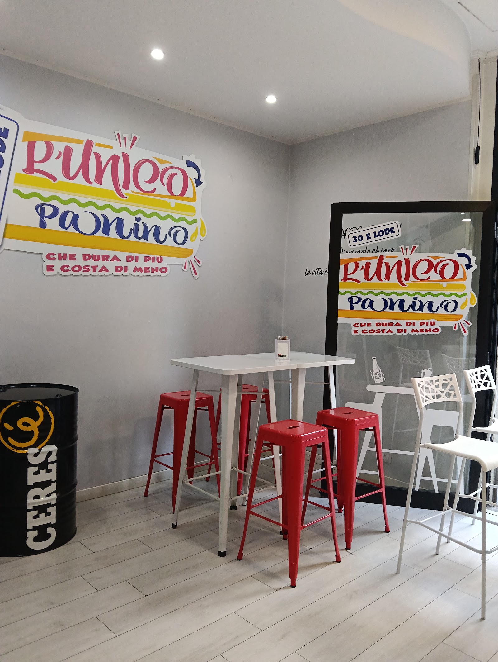Interno del locale con lo slogan L'unico panino che dura di più e costa di meno
