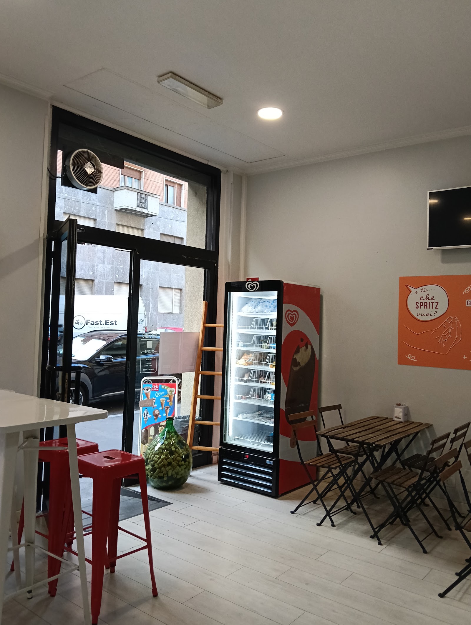 Interno del locale con arredi colorati