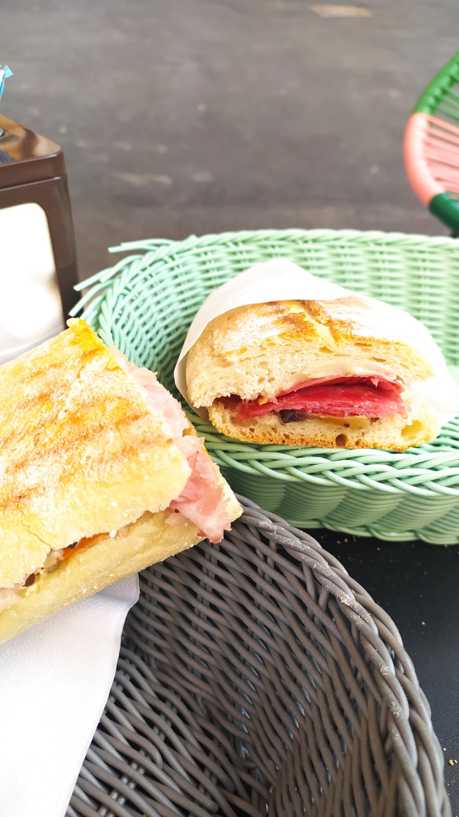 Panini grigliati serviti nei cestini