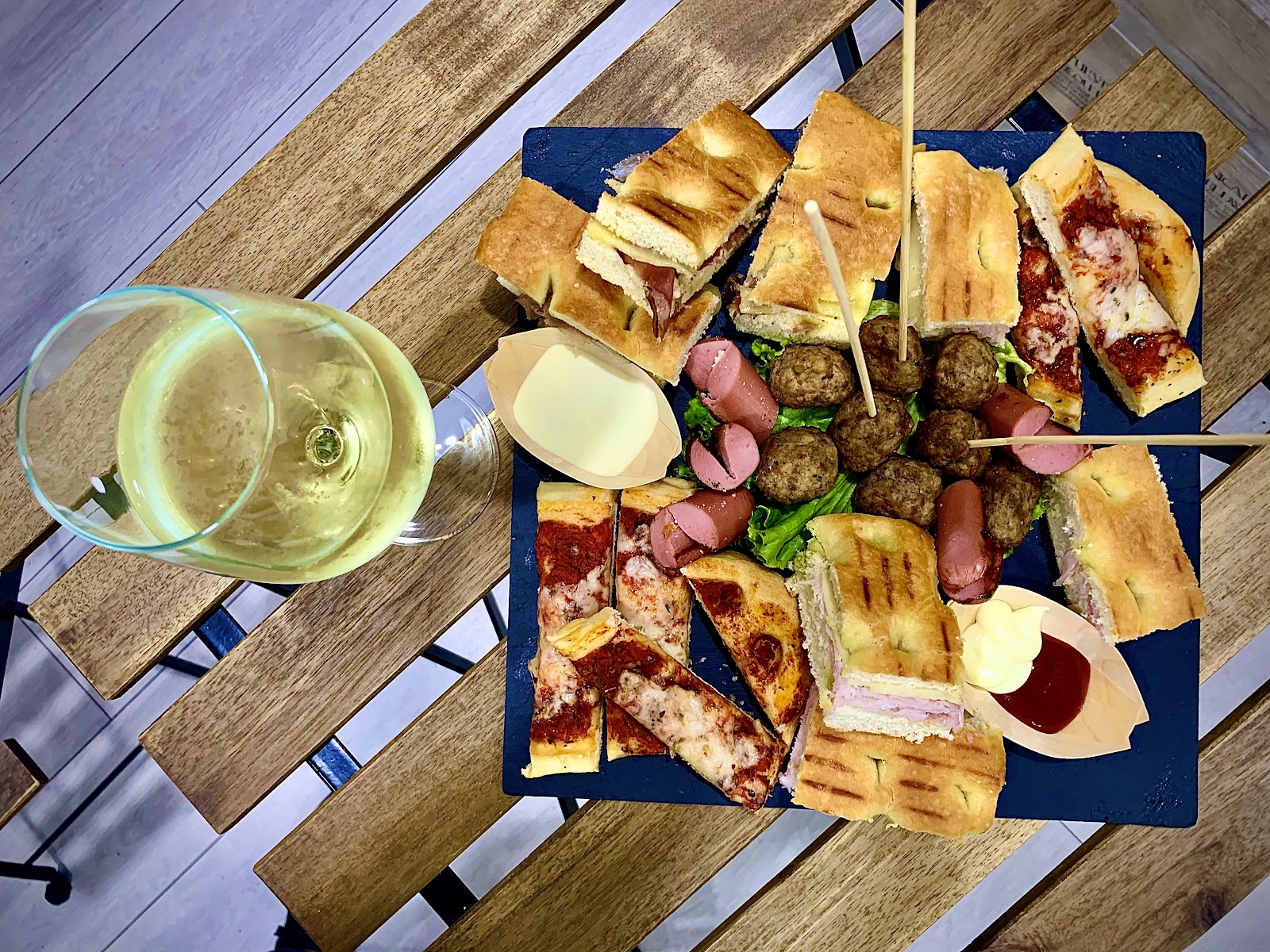 Tagliere aperitivo con focacce e polpette