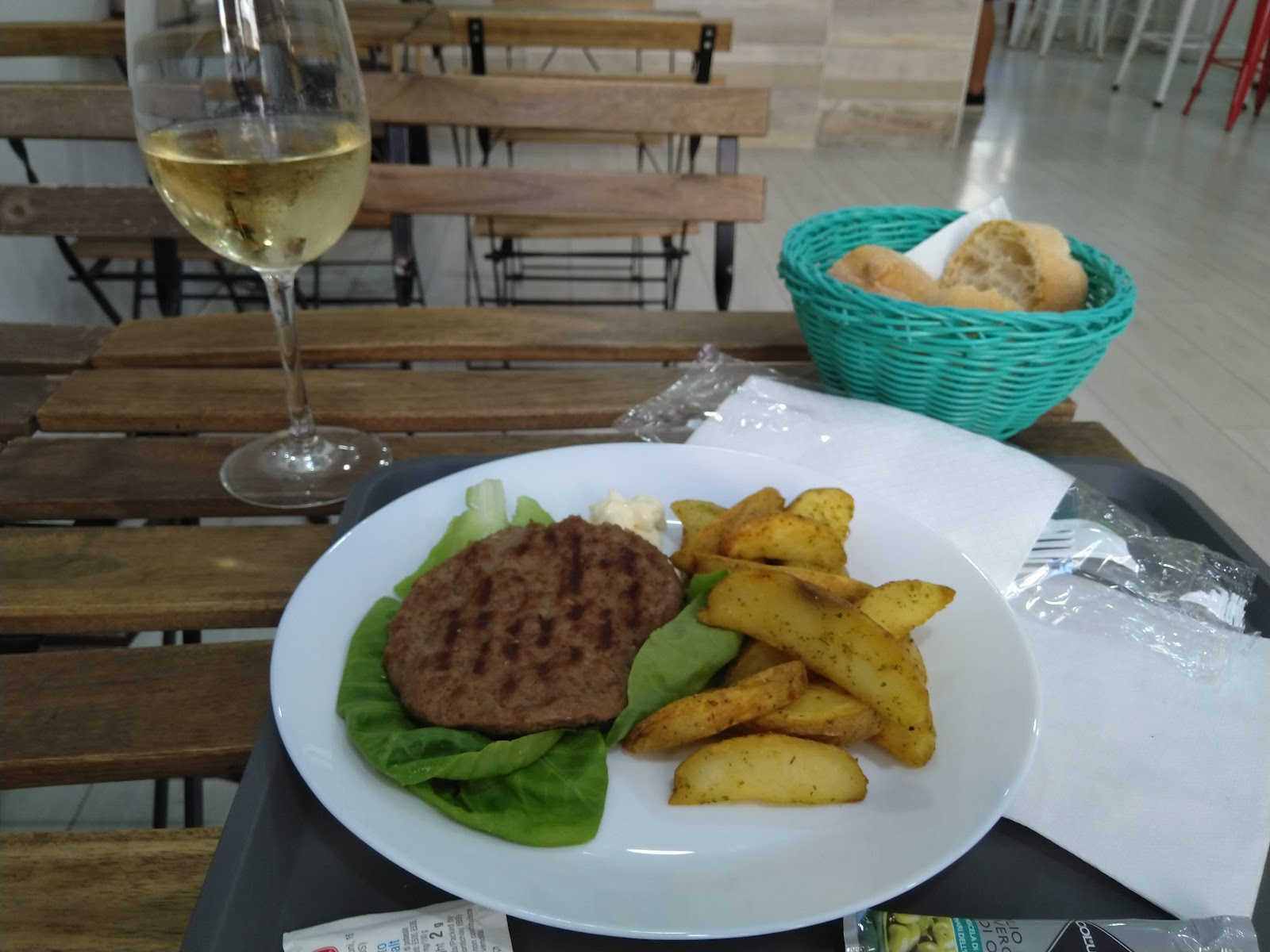 Hamburger con patate e calice di vino