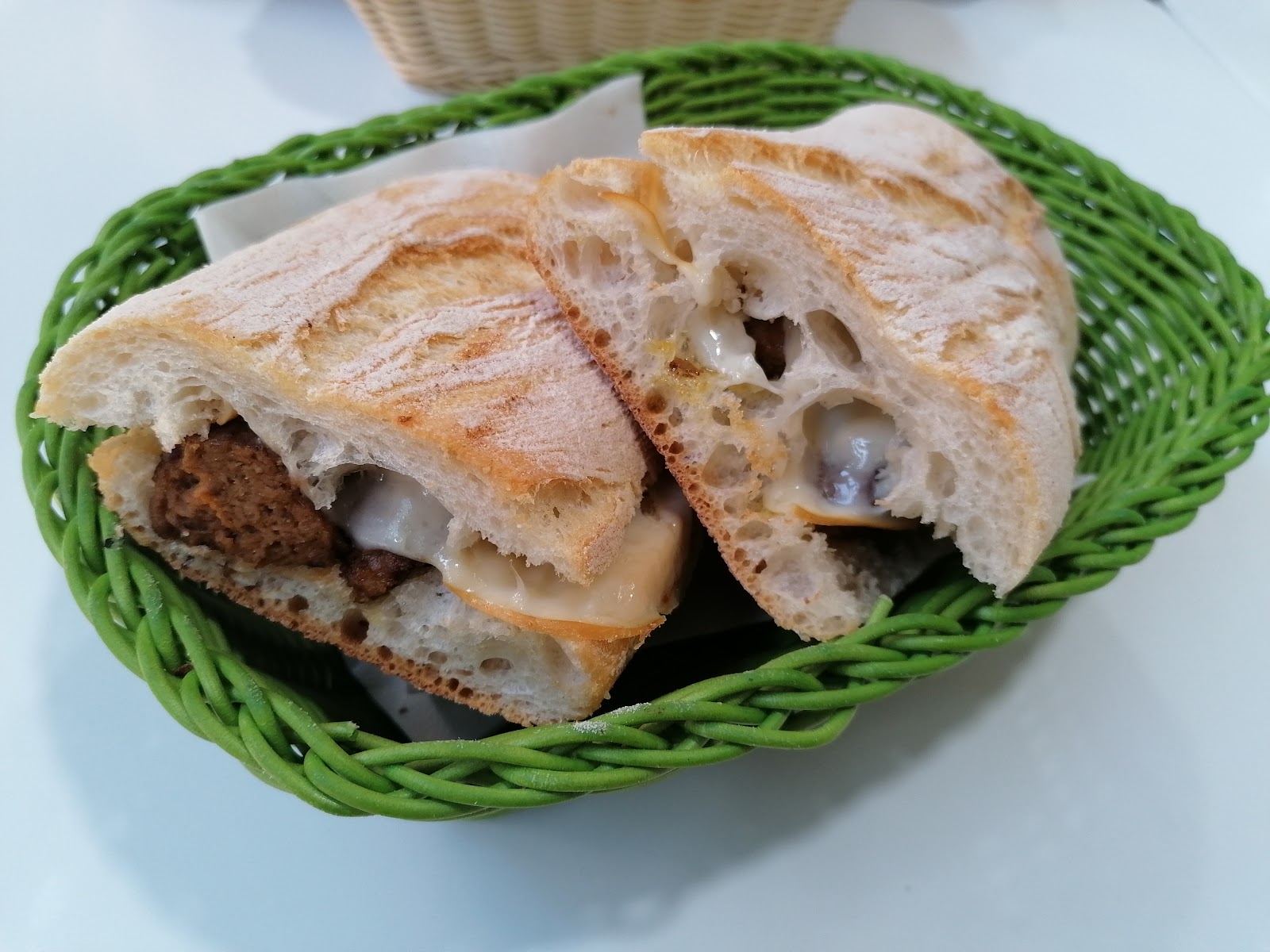 Panino con polpette e formaggio fuso