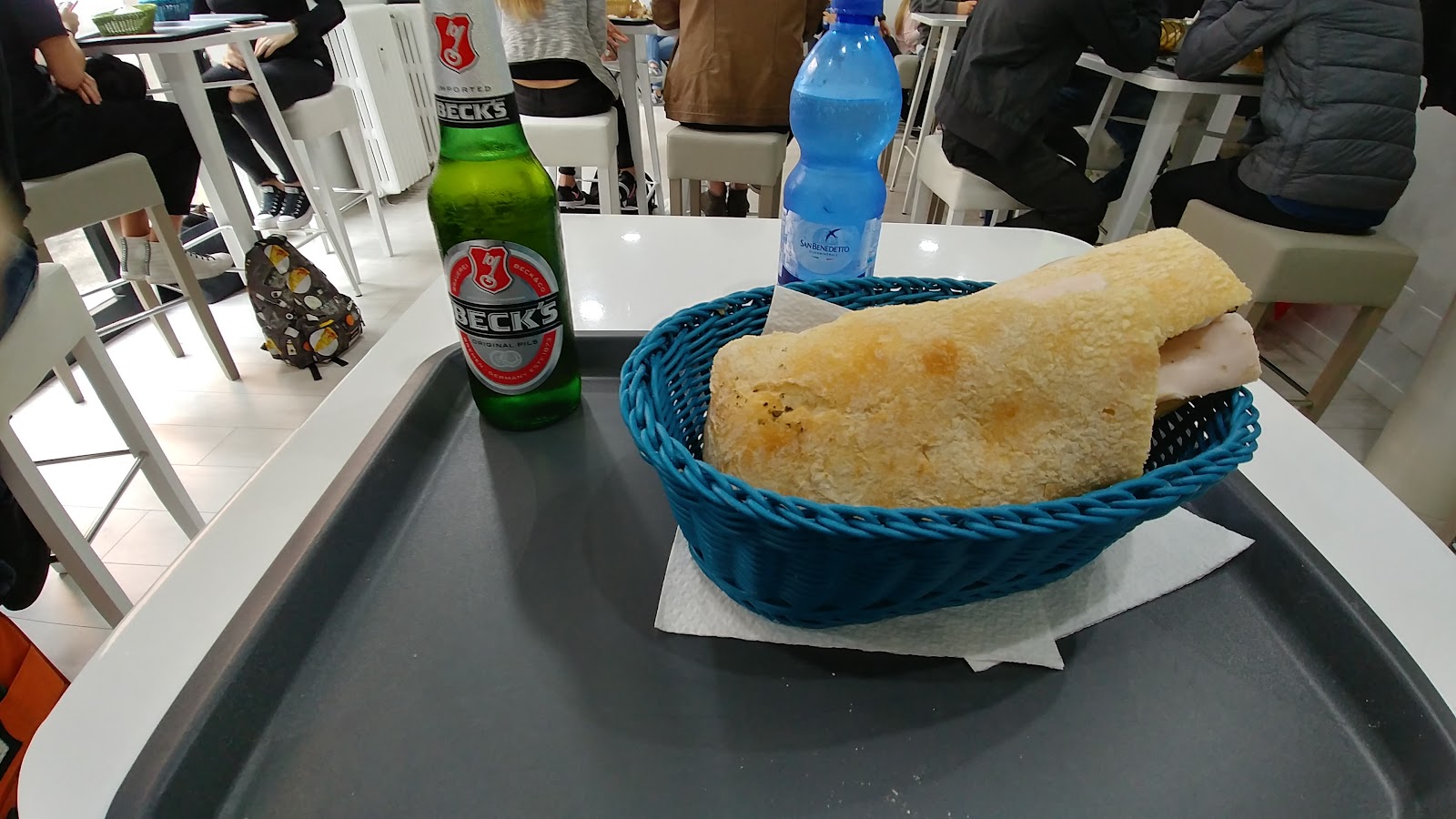 Il locale pieno di studenti all'ora di pranzo